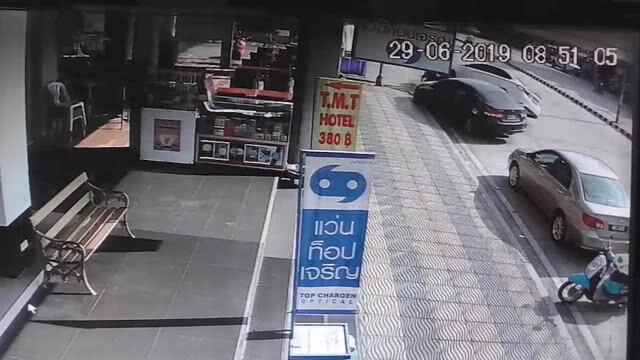 สาวหึงโหดขับรถไล่ชนแฟน เจ็บทั้งคู่