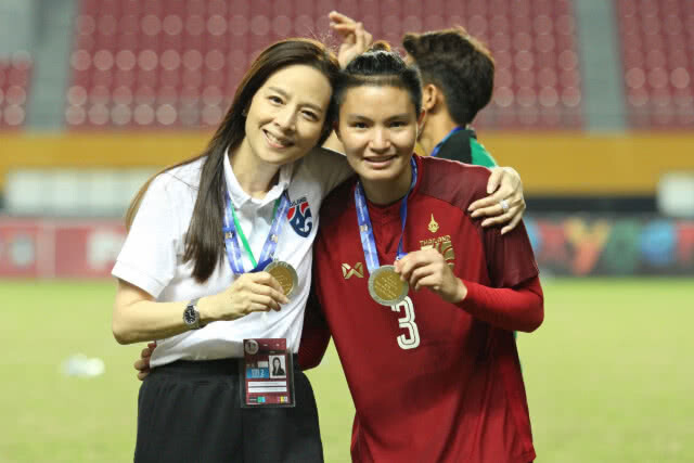 โกอินเตอร์! "มาดามแป้ง" ยินดี สองแข้งสาว ธนีกานต์-ณัฐกานต์ ลุยลีกจีน