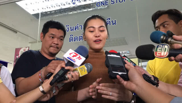 สาวนักร้องอิสระ โร่แจ้งความตำรวจ สน.ทองหล่อ หลังถูกคนขับรถยนต์แลนด์โรเวอร์ จอดรถลงมาถุยน้ำลายใส่