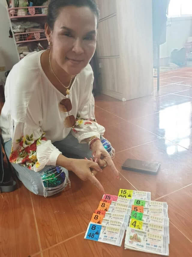 "ศิริพร อำไพพงษ์" ดวงสุดเฮง! ถูกรางวัลเกือบ 100 ใบ