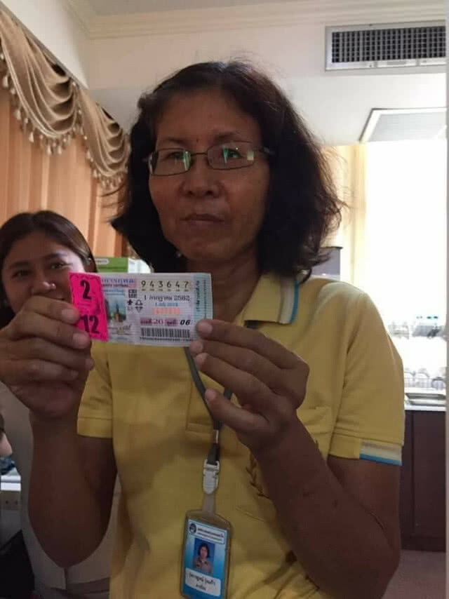 แม่บ้านดวงเฮง! ถูกรางวัล 12 ล้าน เผยได้เลขเด็ดจากป้ายทะเบียนมอเตอร์ไซต์