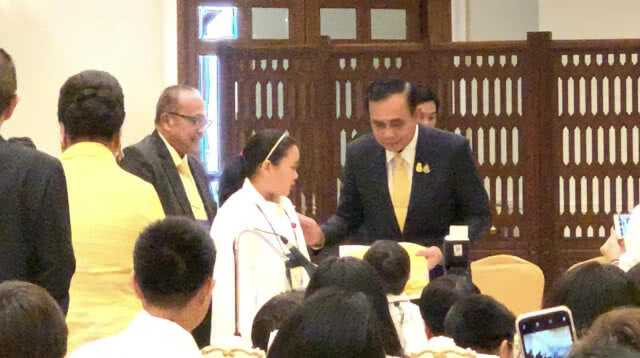 นายกฯ อารมณ์ดีพูดอังกฤษ ทักทายเด็กไทยในสหรัฐฯ