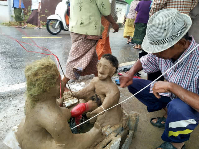 ทนแล้งไม่ไหว!! ปั้นหุ่นชาย-หญิง แก้ผ้าขอฝน