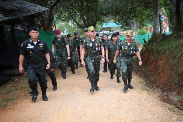 ผบ.ทบ. ลงพื้นที่ ธารโต-เบตง ยกเครดิต "ลุงตู่" สร้างสนามบินเบตง