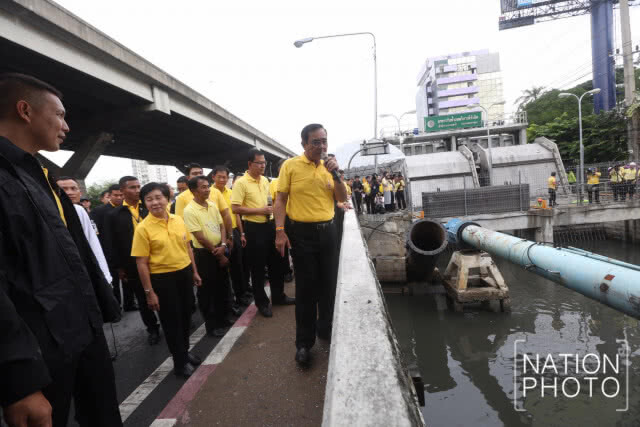 นายกฯ ลงพื้นที่ตรวจการแก้ไขปัญหาน้ำท่วมกรุงเทพฯ