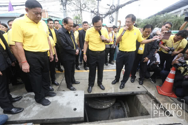 นายกฯ ลงพื้นที่ตรวจการแก้ไขปัญหาน้ำท่วมกรุงเทพฯ
