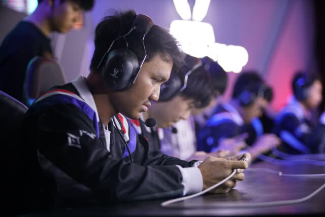 Thailand WildCard ชนะ Thailand ลิ่ว4ทีม"อีสปอร์ต"AWC 2019