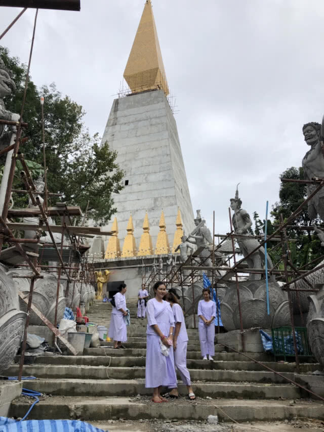ตลกนักบุญ! "ส้มเช้งสามช่า" เดินทางถือศีลปฏิบัติธรรม กวาดลานวัด-ล้างจาน ไม่ถือตัว