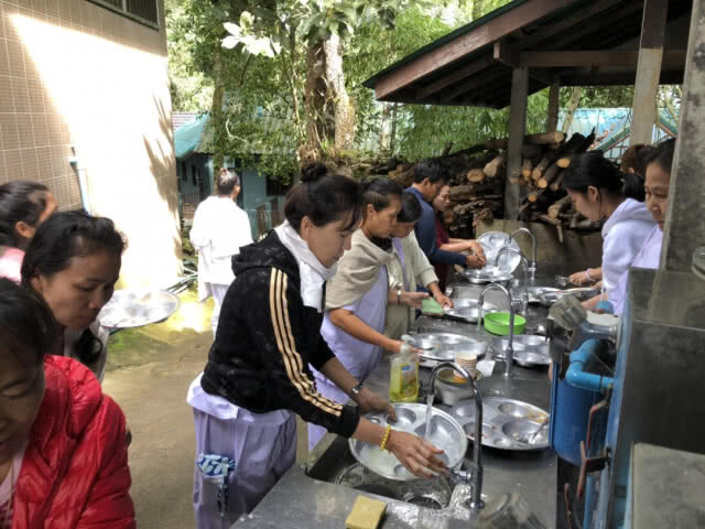 ตลกนักบุญ! "ส้มเช้งสามช่า" เดินทางถือศีลปฏิบัติธรรม กวาดลานวัด-ล้างจาน ไม่ถือตัว