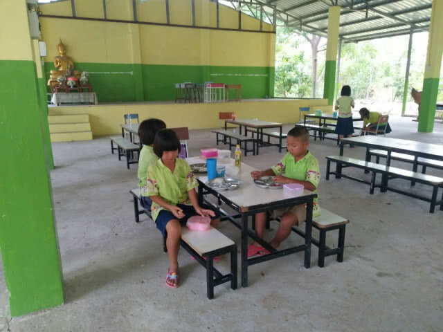 ผอ.ร.ร.โคราช โต้เพจดัง! แฉให้เด็กห่อข้าวเปล่ามาเอง แต่เบิกค่าโครงการอาหารกลางวัน