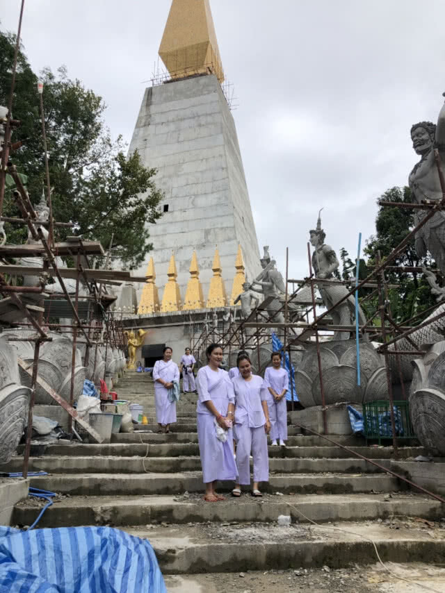 ตลกนักบุญ! "ส้มเช้งสามช่า" เดินทางถือศีลปฏิบัติธรรม กวาดลานวัด-ล้างจาน ไม่ถือตัว