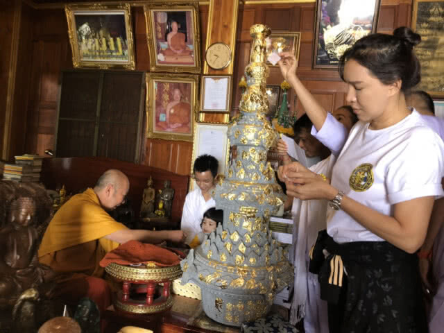 ตลกนักบุญ! "ส้มเช้งสามช่า" เดินทางถือศีลปฏิบัติธรรม กวาดลานวัด-ล้างจาน ไม่ถือตัว