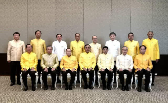 ครม. ถ่ายภาพหมู่ หลังประชุมนัดสุดท้าย