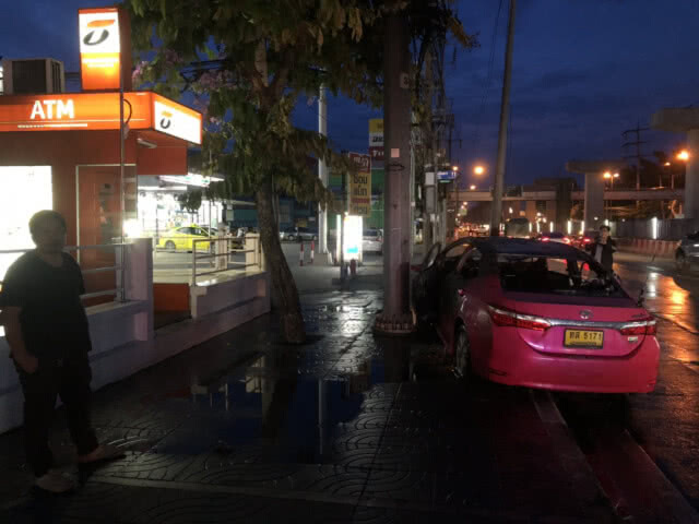 แท็กซี่ชนเสาไฟฟ้าพังยับ-โชเฟอร์หายตัว