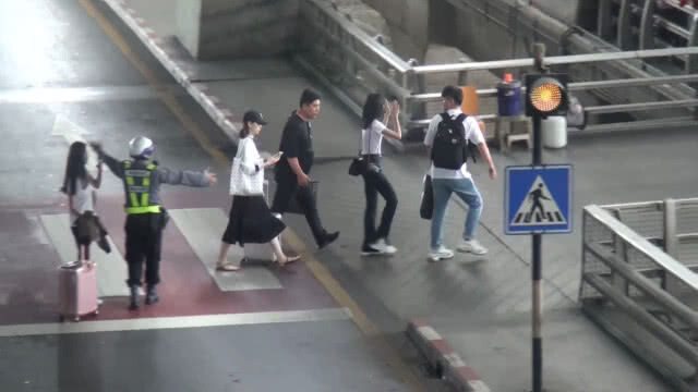สุวรรณภูมิแทบแตก! "ลิซ่า แบล็คพิ้งก์" ถึงไทย !!
