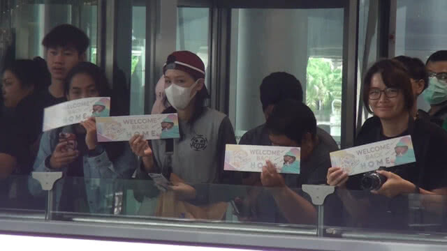 สุวรรณภูมิแทบแตก! "ลิซ่า แบล็คพิ้งก์" ถึงไทย !!