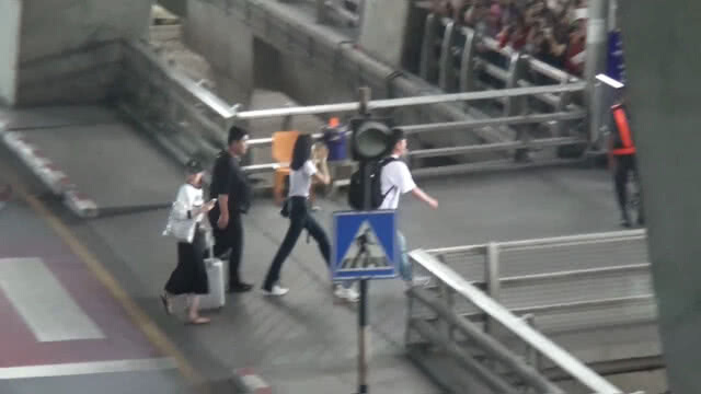 สุวรรณภูมิแทบแตก! "ลิซ่า แบล็คพิ้งก์" ถึงไทย !!