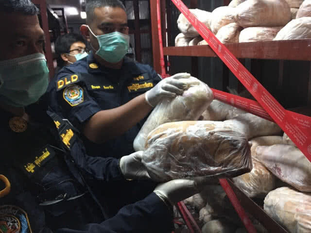 จับพ่อค้าลอบนำซากหมูกี้แช่แข็ง ไม่ทราบแหล่งที่มา ทำหมูหันส่งขายร้านอาหารในกรุงเทพ