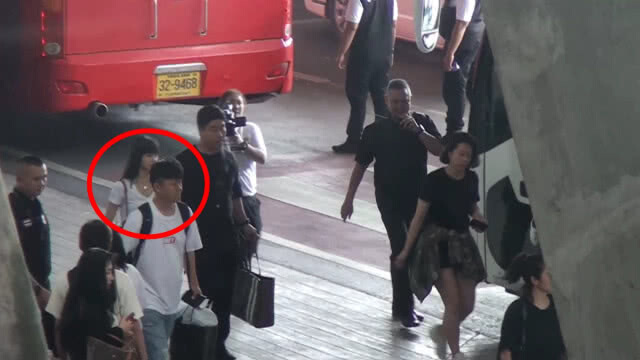 สุวรรณภูมิแทบแตก! "ลิซ่า แบล็คพิ้งก์" ถึงไทย !!