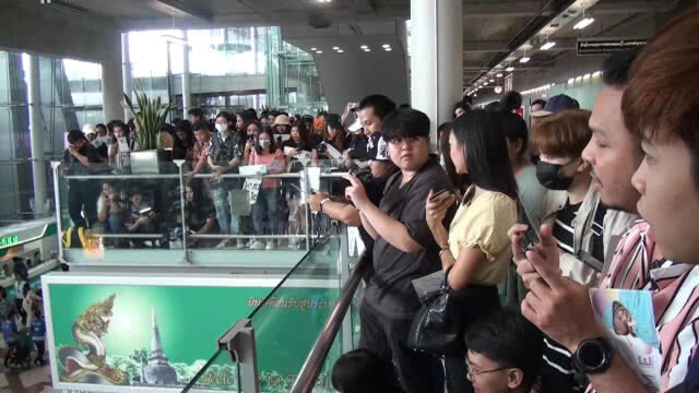 สุวรรณภูมิแทบแตก! "ลิซ่า แบล็คพิ้งก์" ถึงไทย !!