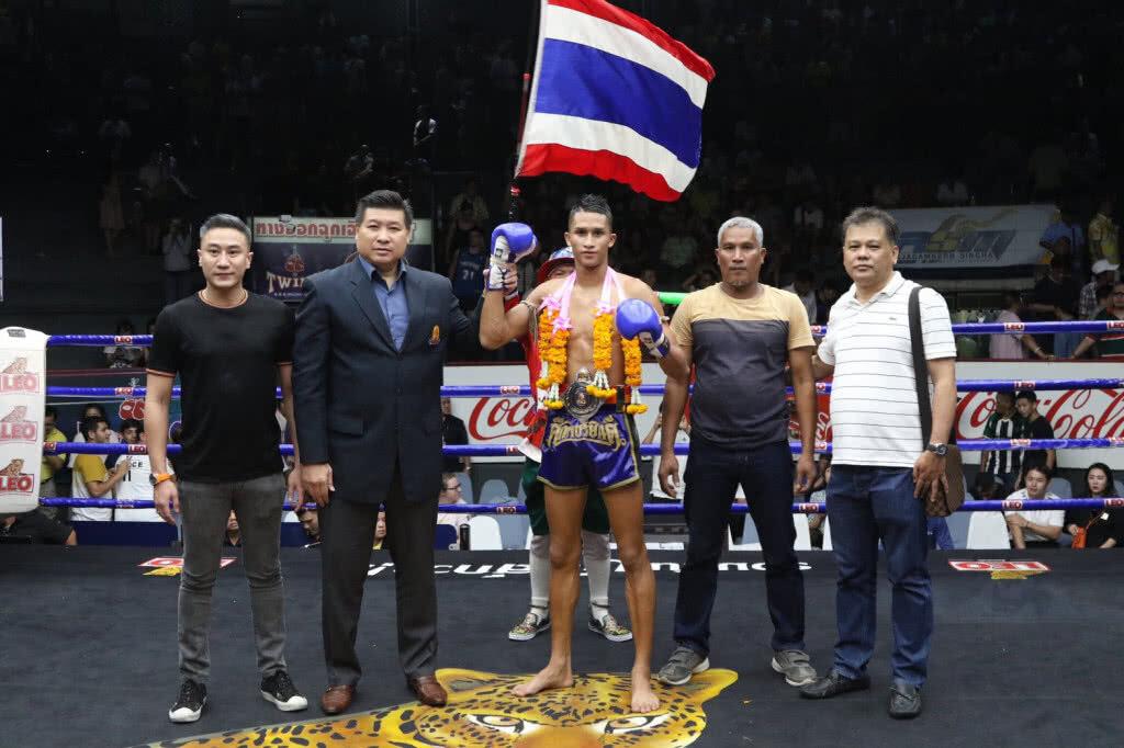 หรั่งขาวคุมเกมขาด หักปากกาคว้าแชมป์ราชดำเนิน! หรั่งขาวคุมเกมขาด หักปากกาคว้าแชมป์ราชดำเนิน!