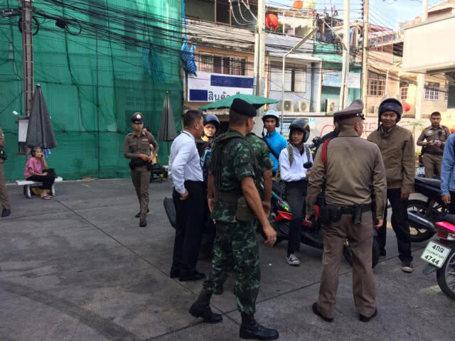 นักเรียนนักเลงยกพวกตะลุมบอน ชาวบ้านถูกลูกหลงหวิดดับ