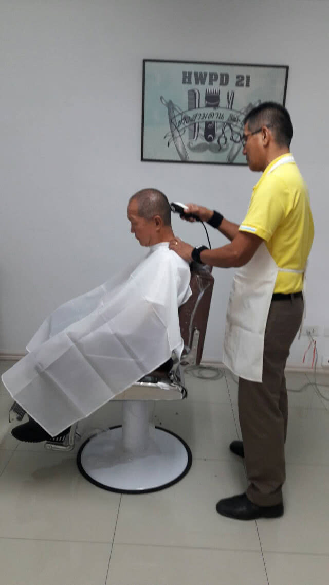 ตร.ทางหลวงนครปฐมผุดไอเดียตัดผมฟรีให้ "ประชาชน - ตำรวจ"