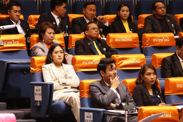 ผู้ร่วมก่อตั้งอนาคตใหม่ ชี้ ทีมบริหาร "ส้มหวาน" ทำสังคมจดจำฐานะพรรคบันเทิง สีสันโป๊ะชึ่ง