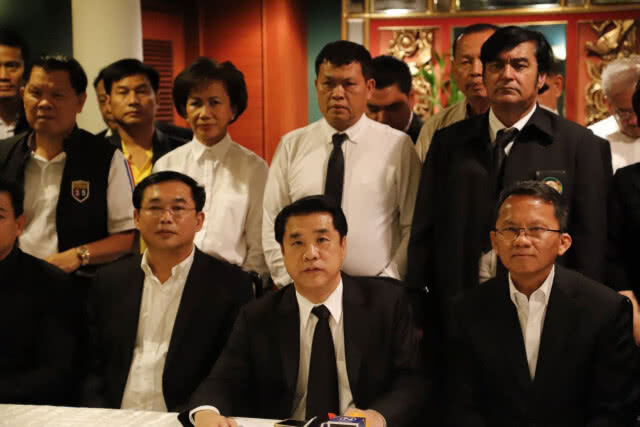 เมื่อ "สมศักดิ์-สุริยะ" เป็นรัฐมนตรี "ตีนลอย"