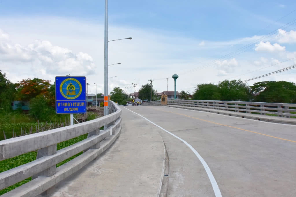 ทางหลวงชนบท สร้างสะพานข้ามคลองระบายใหญ่ชัยนาทป่าสัก จ.ลพบุรี บรรเทาความเดือดร้อน