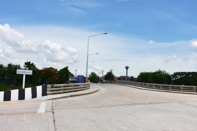 ทางหลวงชนบท สร้างสะพานข้ามคลองระบายใหญ่ชัยนาทป่าสัก จ.ลพบุรี บรรเทาความเดือดร้อน