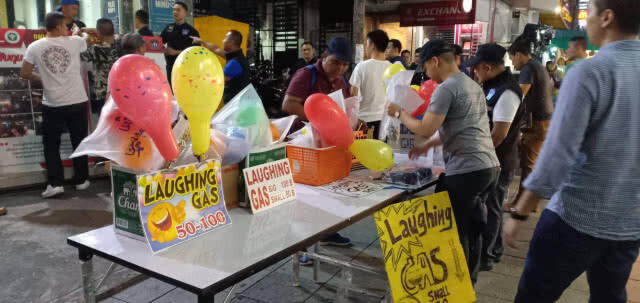 จับพ่อค้าลอบขาย "แก๊สหัวเราะ" ย่านถนนข้าวสาร