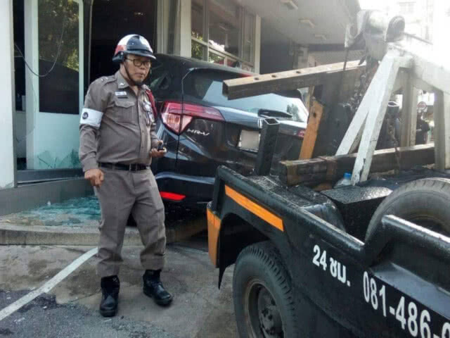 เก๋งถูกกระบะเสยท้าย เสียหลักพุ่งอัดธนาคารพังยับ