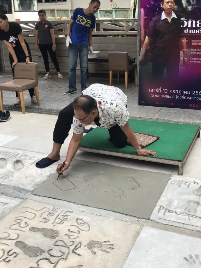 วิทยา ปานศรีงาม ประทับรอยมือรอยเท้า ที่ลานดารา ดวงดาว ดวงที่187 ของไทย