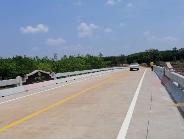 ทางหลวงชนบท สร้างสะพานข้ามลำห้วยยาง จ.อุบลฯ บรรเทาความเดือดร้อนช่วงฤดูฝน