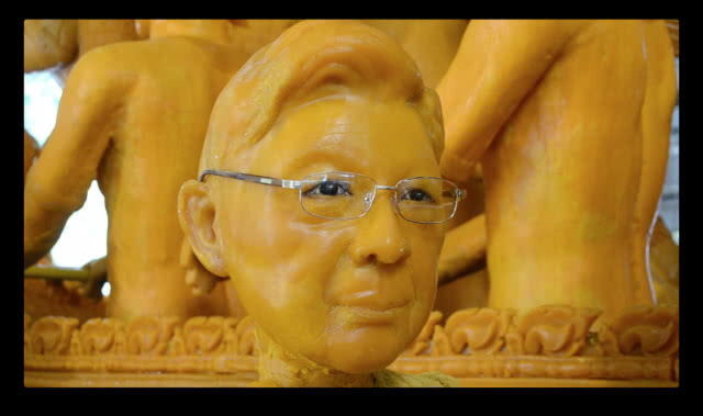 เผยโฉมแล้ว เทียนล้อการเมืองวัดโพธิ์ หุ่นเทียนลุงตู่-ธนาธร ร่วมขบวนนาวาธรรม