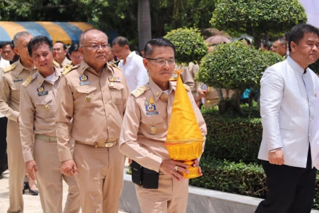 แห่ส่องทะเบียนรถอัญเชิญเถ้าอัฐิพระยาพิชัยดาบหัก