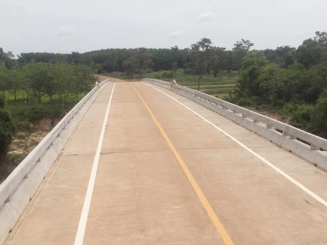 ทางหลวงชนบท สร้างสะพานข้ามลำห้วยยาง จ.อุบลฯ บรรเทาความเดือดร้อนช่วงฤดูฝน