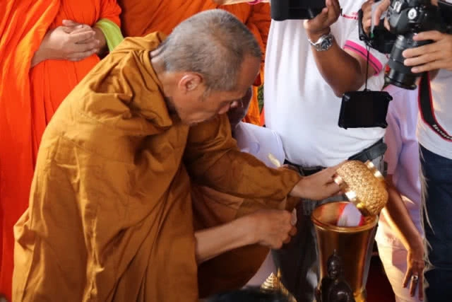 แห่ส่องทะเบียนรถอัญเชิญเถ้าอัฐิพระยาพิชัยดาบหัก