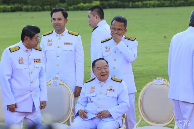 นายกฯ ส่งยิ้มก่อนนำ 'ครม.ใหม่' เข้าเฝ้าถวายสัตย์