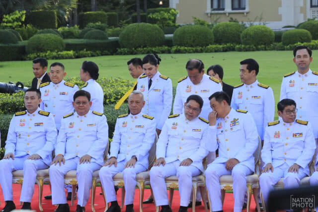 นายกฯ ส่งยิ้มก่อนนำ 'ครม.ใหม่' เข้าเฝ้าถวายสัตย์