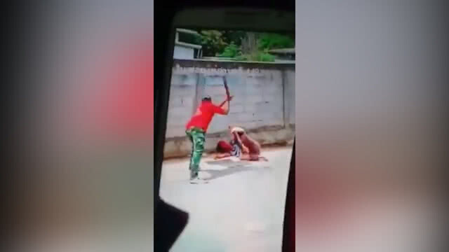 เหี้ยมเกินมนุษย์! โซเชียลแชร์คลิปหนุ่มเสื้อแดงใช้ไม้กระหน่ำตีชายคู่กรณีปางตาย