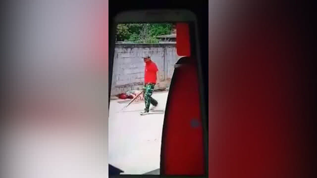 เหี้ยมเกินมนุษย์! โซเชียลแชร์คลิปหนุ่มเสื้อแดงใช้ไม้กระหน่ำตีชายคู่กรณีปางตาย