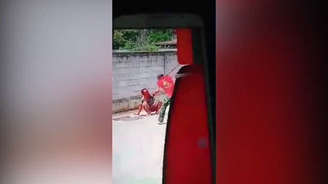 เหี้ยมเกินมนุษย์! โซเชียลแชร์คลิปหนุ่มเสื้อแดงใช้ไม้กระหน่ำตีชายคู่กรณีปางตาย