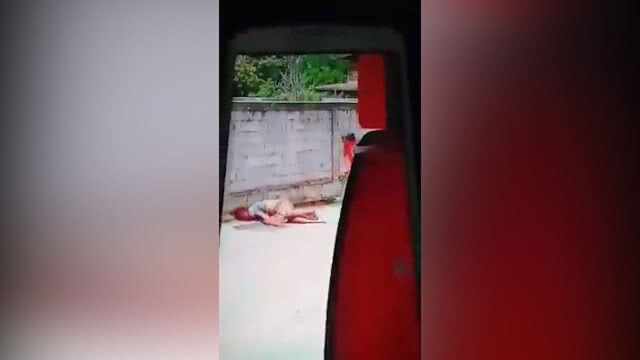 เหี้ยมเกินมนุษย์! โซเชียลแชร์คลิปหนุ่มเสื้อแดงใช้ไม้กระหน่ำตีชายคู่กรณีปางตาย