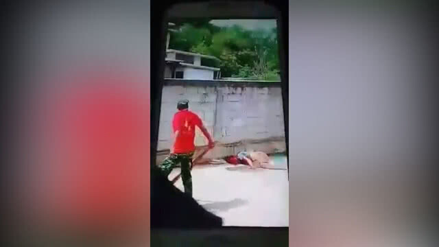 เหี้ยมเกินมนุษย์! โซเชียลแชร์คลิปหนุ่มเสื้อแดงใช้ไม้กระหน่ำตีชายคู่กรณีปางตาย