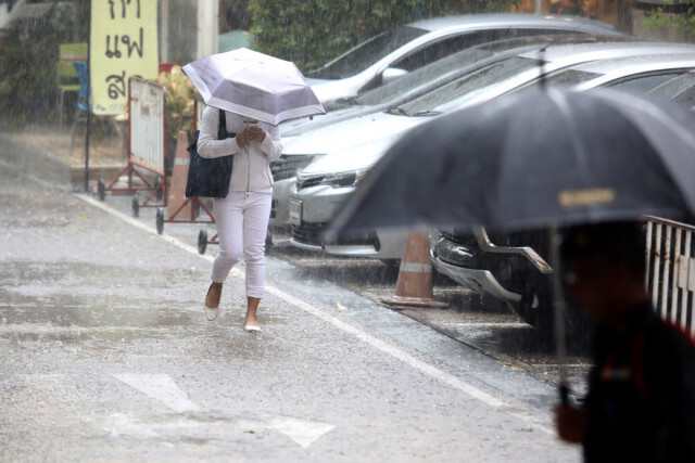 เตือน ฝนตกหนักถึงหนักมาก! บริเวณภาคใต้ ภาคตะวันออก และคลื่นลมแรง