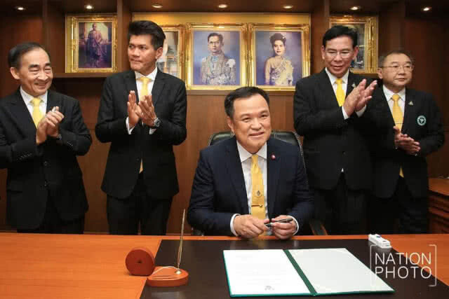 อนุทิน' ตั้งเป้าปลดล็อก​ 'กัญชา'​ ออกจากบัญชียาเสพติด​ เร็วที่สุด
