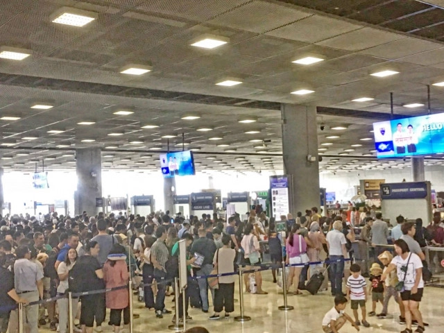 ตม.สนามบินแจงยิบ! หลัง "แอนดรูว์ บิ๊ก" โวยสุวรรณภูมิแน่น!! ปิดช่องตรวจพาสปอร์ตเวลาเร่งด่วน