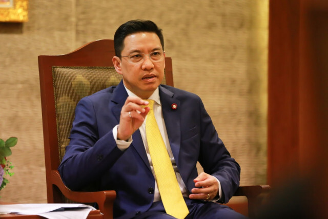 รมว.ดีอี เล็งตั้งศูนย์สกัดข่าวปลอมบนโลกออนไลน์